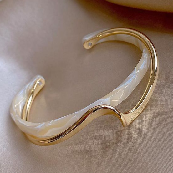 Zoey | White Opal Elegant Golden Bracelet